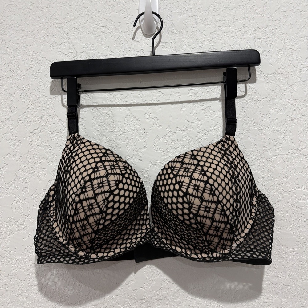 Victoria's Secret Very Sexy Lightly Lined Plunge Underwire Lace Bra Size 38D